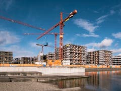 Die Schweizer Wirtschaft läuft dieses Jahr wie geschmiert. Im kommenden Jahr dürfte sich die Konjunktur laut den BAK-Ökonomen allerdings wieder abkühlen. So neigt der Bauboom dem Ende zu. (Bild: KEYSTONE/CHRISTIAN BEUTLER)