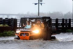 Ein Paar fährt auf den überfluteten Strassen. (Bild: Jim Lo Scalzo/EPA (Wilmington, 14. September 2018))