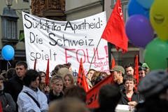 Ursprünglich gehörte zum Sufo-Konzept neben den Veranstaltungsteilen im Berufsschulhaus an der Kirchgasse auch eine Kundgebung durch die St.Galler Altstadt. 2010 demonstrieren Teilnehmerinnen und Teilnehmer gegen die fehlende Bereitschaft der Schweiz, das Verhältnis zum Apartheid-Staat in Südafrika aufzuarbeiten. (Bild: Urs Bucher - 8. Mai 2010)