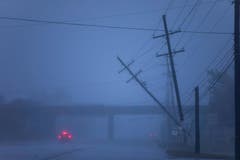Strommasten werden geknickt wie Zündhölzer. (Bild: Jim Lo Scalzo/EPA (Wilmington, 14. September 2018))