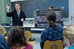 Wissensvermittlung über aktuelle soziale, ökologische, gesellschaftliche und wirtschaftliche Themen: Kern des Grossanlasses waren lange Jahre die Workshops am Vormittag und Nachmittag des Sufo-Samstags. Im Bild ein Workshop der Grünen zum Thema Elektroschrott. (Bild: Coralie Wenger - 26. Mai 2013)