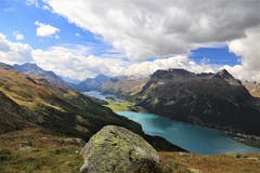 Ein herrlicher Blick über den Silvaplaner- und Malojasee in die traumhafte Bergkulisse. (Bild: André Egli, Oberengadin, 13. September 2018))