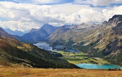 Toller Blick über den Silvaplaner- und Malojasee Richtung Malojapass. (Bild: André Egli, Oberengadin, 13. September 2018))