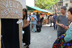 Die Welt mit einer Maschine retten, wollte das Sozial- und Umweltforum Ostschweiz (Sufo) höchstens spasseshalber. Der Anlass und seine Teilnehmer setzten sich aber immer für eine andere, eine gerechtere und sozialere Welt ein. (Bild: Reto Voneschen - 5. Mai 2018)