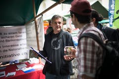 Ein Stand der Vollgeld-Initiative auf dem Info-Bazar des elften Sufo. (Bild: Peer Füglistaller - 30. Mai 2015)