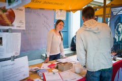 Bisher fand das Sufo jeweils konzentriert an einem Wochenende im Mai statt: Auf dem Programm standen vom Freitagabend bis Sonntagmittag eine grosse Podiumsdiskussion, Workshops, Verpflegung aus aller Welt, ein Info-Bazar (Bild), ein samstagabendliches Strassenfest und ein Brunch am Sonntagmorgen. (Bild: Peer Füglistaller - 30. Mai 2015)