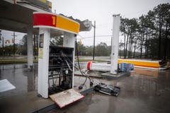 Die markise einer Shell-tankstelle wurde vom Hurrikan weggerissen.(Bild: Jim Lo Scalzo/EPA (Wilmington, 14. September 2018))