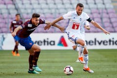 Servetteien Yoan Severin kämpft mit Luzerns Christian Schneuwly um den Ball. (Bild Keystone/Salvatore Di Nolfi)