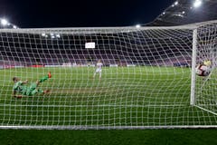 Der Luzerner Stefan Wolf trifft im Penaltyschiessen. (Bild Keystone/Salvatore Di Nolfi)
