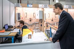 Volle Konzentration - trotz Promi-Besuch: Roman Käslin, Elektroinstallateur EFZ, aus Nottwil bei seiner Prüfung. Beobachtet wird er vom Luzerner Bildungsdirektor Reto Wyss.