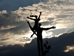 Dieser ganz spezielle, stimmungsvolle Hintergrund lässt dieses Kunstwerk noch viel schöner erscheinen. (Bild: Margrith Imhof-Röthlin (Luzern, 15. September 2018))