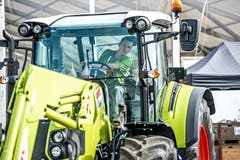 Simon Helfenstein, Landwirt EFZ, aus Gunzwil bewist sein Können hinter dem Lenkrad eines Traktors.