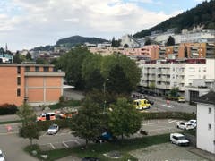 Polizei, Notarzt und Krankenwagen sind vor Ort. (Bild: Luca Ghiselli)