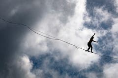 Hier ist deutlich zu sehen, dass die Highliners gesichert sind. (Bild Keystone/Valentin Flauraud)