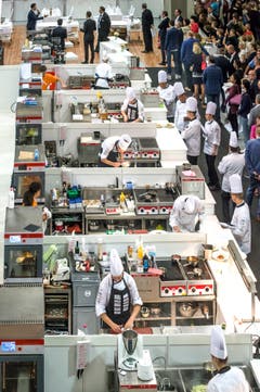 Verdichtetes Bauen im Gastro-Sektor: Jungköche bei der Arbeit.