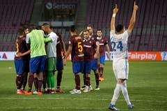 Während die Genfer ihren Mitspieler Alexis Antunes trösten, der seinen Penalty nicht verwerten konnte, feiern die Luzerner mit den mitgereisten Fans. (Bild: Keystone/Salvatore Di Nolfi)