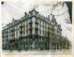 ... genau wie der Liftier im Hotel Schiller. (Bild: Hotelarchiv Schweiz)