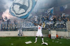 Blessing Eleke feiert den Sieg mit den Fans. (Bild: Keystone/Salvatore Di Nolfi)
