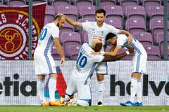 Blessing Eleke (10), feiert sein Goal mit Valeriane Gvilia, links, Otar Kakabadze, Zweiter von rechts, und Ruben Vargas, rechts. (Bild Keystone/Salvatore Di Nolfi)