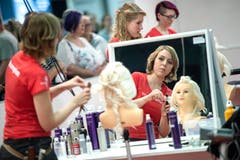 Macht die Haare schön: Coiffeuse Chantale Ambühl aus Schötz beim Haareflechten.