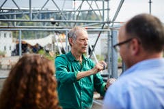 Komponist Dozent Urban Mäder animierte zum rhythmischen Steine-klopfen.