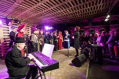 Der Nostalgiechor Zug singt im Stadtpark oberhalb des Parking Casino. (Bild: Roger Zbinden (Zug, 15. September 2018))
