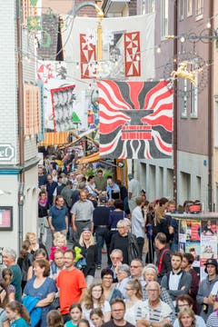 Viel Volk an einem lauen Septemberspätnachmittag in der Schmiedgasse Stans. (Bild: André A. Niederberger (Stans, 15. September 2018))