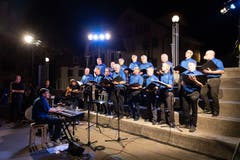 Die Heiri-Singers traten auf dem Burgbachplatz auf.(Bild: Roger Zbinden (Zug, 15. September 2018))