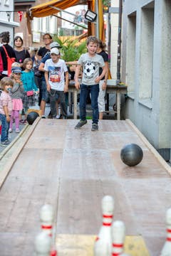 Die gute alte Kegelbahn, einer wirft und hinten werden die gefallenen Kegel gezählt.(Bild: André A. Niederberger (Stans, 15. September 2018))
