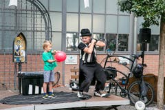 Otto il Bassotto brachte mit seinen Ballontricks jung und alt zum Staunen. (Bild: André A. Niederberger (Stans, 15. September 2018))