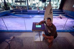 Jan Wengeler, Centerleiter der Mall of Switzerland, startet die Welle.