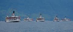 Auch ohne Kalenderfoto-Wetter ein imposantes Bild: Die noch funktionstüchtigen fünf Raddampfer der SGV-Flotte Gallia, Stadt Luzern (auf Abschiedsfahrt vor ihrer Gesamtsanierung), Uri, Unterwalden und Schiller (v.l.n.r.) im Kreuztrichter (Bild: Heinz Schürmann)