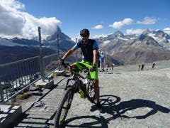 Junger Walliser fuhr mit E-Bike von Täsch auf den Gornergrat. (Bild: Josef Müller)