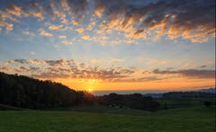 Ein farbenfroher Sonnenaufgang in Dietschwil/Kirchberg (Bild: Roland Hof)