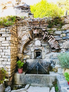 Heiliger Brunnen beim Kloster Ag. Dionissios. (Bild: Helene Gosswiler (Olymp, Griechenland (21. September 2018))