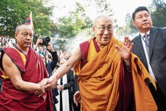 Er steht für Frieden: der Dalai Lama, 83, bei seinem vielleicht letzten Besuch in Rikon bei Winterthur, begleitet von Bodyguards. ((Bild: Ennio Leanza/Keystone (21. September 2018))