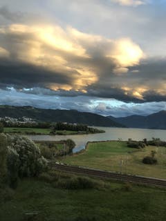 Abendstimmung über dem Zugersee. ((Bild: Ursula Gnos (Cham, 23. September 2018))