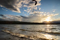 Der Surfer geniesst die letzten Wellen vor dem Sturm. ((Bild: Xaver Husmann (Sempach, 23. September 2018))