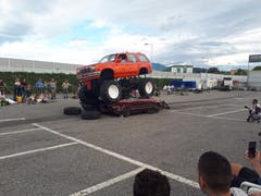 Stuntshow auf dem Parkplatz beim Mooshüsli. ((Bild: Heinrich Inderbitzin (Emmen, 23. September 2018))