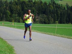 Willisauer Lauf: Gleicher Sieger wie letztes Jahr, Nasero Kadi hier am Berg schon weit voraus. (Bild: Josef Müller (Willisau, 22. September 2018))