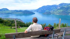 Auf dem Wanderweg Emmetten-Beckenried blicken wir auf den Vierwaldstättersee und nach Beckenried und Ennetbürgen. (Bild: Regula Aeppli (Emmetten, 22. September 2018))