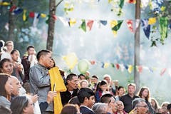 Tibeter, gekleidet in der traditionellen Tracht, hoffen auf einen Blick oder eine Berührung seiner Heiligkeit. ((Bild: Ennio Leanza/Keystone (21. September 2018))