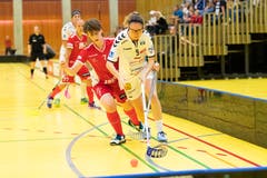 Zugs Michelle Kärhenbühl im Duell mit Frauenfelds Orsolya Stipsicz. (Bild: Roger Zbinden, (Zug, 22. September 2018))