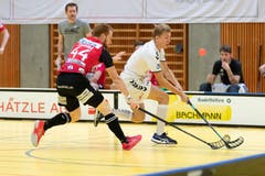 Zugs Tim Mock (rechts) gegen Florian Tromm. (Bild: Roger Zbinden, (Zug, 22. September 2018))