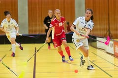 Das Unihockespile der Damen zwischen Zug United (weiss) gegen Frauenfeld (rot) fand in der Sprthalle Zug statt.Frauenfleds 77 Pavlina vacinova (links) gegen Zugs 6 Jennifer Felder. (Bild: Roger Zbinden, (Zug, 22. September 2018))