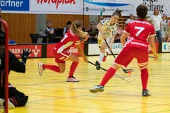Ronja Bichsel (Mitte) zieht ab gegen Frauenfelds Seraphine Geiser (links) und Orsolya Stipsicz. (Bild: Roger Zbinden, (Zug, 22. September 2018))