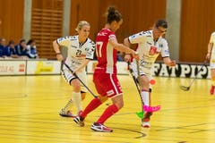 Frauenfelds Sandra Mischler (in Rot) gegen Zugs Sandra Kuster (links) und Sabrina Bösch. (Bild: Roger Zbinden, (Zug, 22. September 2018))