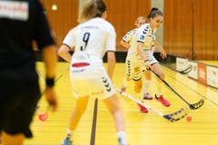 Zugs Michelle Krähenbühl (Nummer 9) und die 1:0-Torschützin Ronja Bichsel. (Bild: Roger Zbinden, (Zug, 22. September 2018))