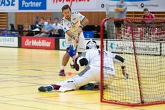 Der Zuger Ligatopskorer Billy Nilsson gegen Goalie Jonas Wittwer. (Bild: Roger Zbinden, (Zug, 22. September 2018))