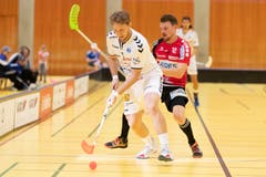 Das Unihockey der Herren Zug United (weiss) gegen Malans (rot) fand in der Sprthalle Zug statt.Zugs 8 Manuel Staub (links) gegen Malans 12 Jo Dennis Bärtschi. (Bild: Roger Zbinden, (Zug, 22. September 2018))